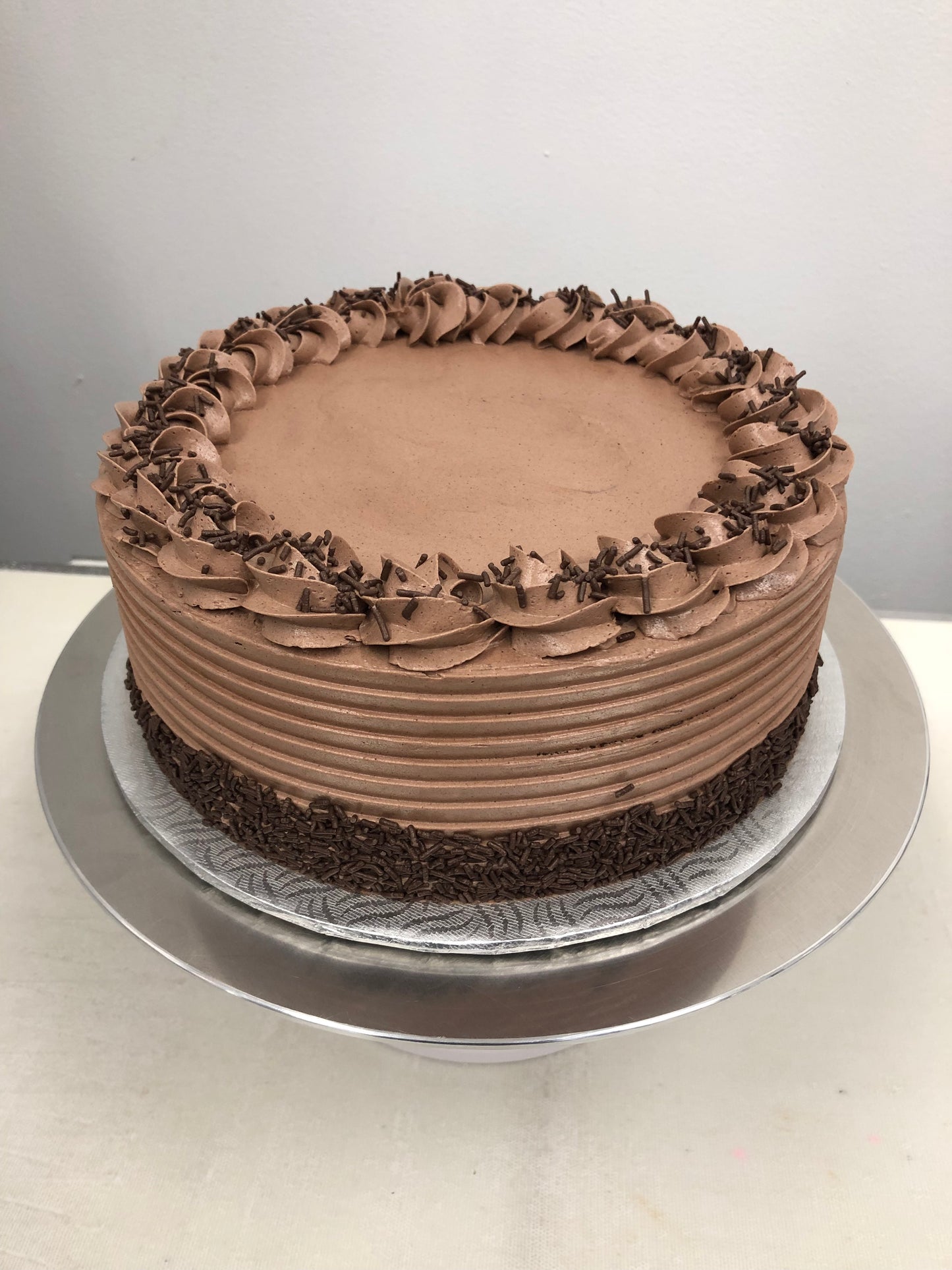 Gâteau au chocolat rond de 9" avec glaçage au fromage à la crème - pré-commander 48 heures à l'avance - Disponible pour ramassage en magasin seulement