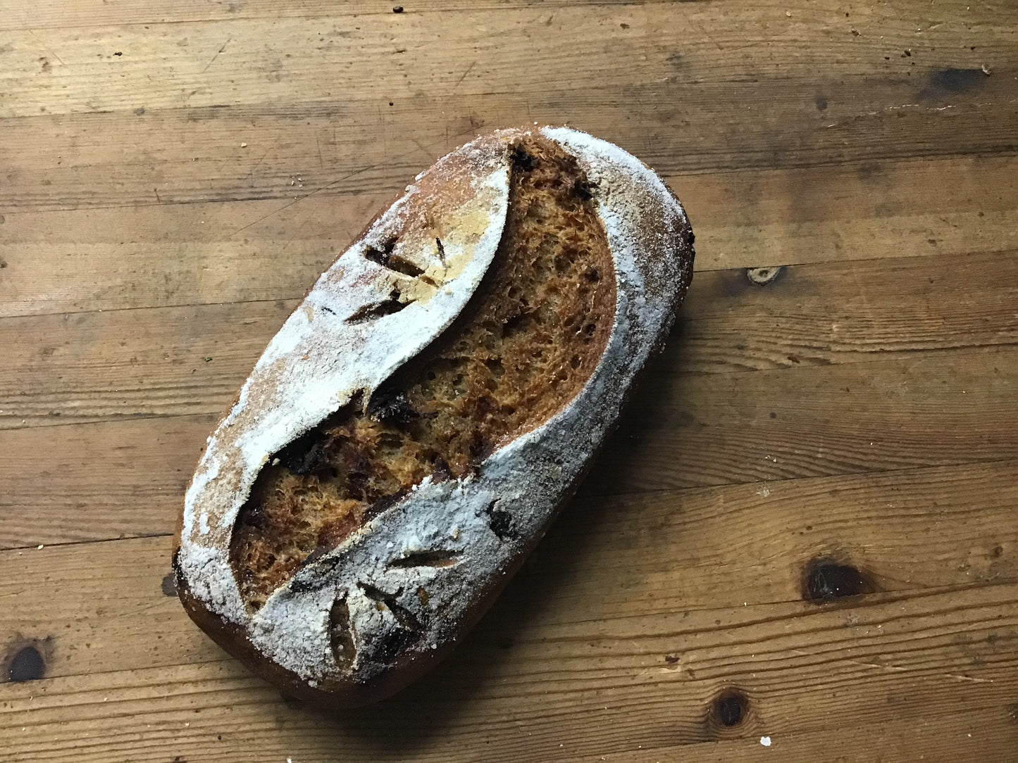 Pain au levain aux tomates séchées - 24h en pré-commande uniquement